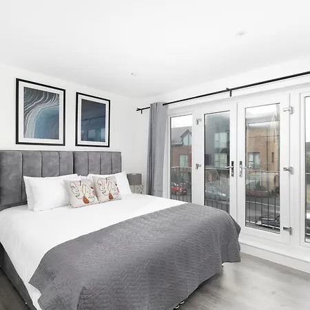 Cozy Apartments With King Size Beds Near Enfield Town & Chase Farm Train Stations With Wifi And Parking
